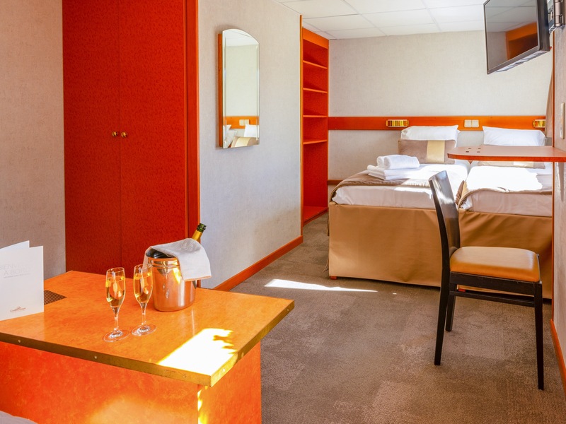 Main Deck 2 Single Beds Suite CAT. B